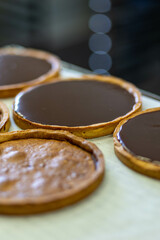 Préparation de tartes au chocolat pâte sablée chez un pâtissier