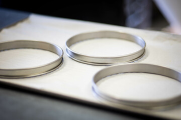 emporte pièce sur une feuille de cuisson pour la préparation d'un gâteau