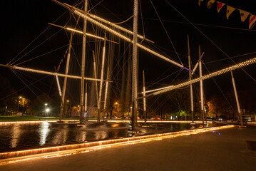 Fototapeta na wymiar Statue of the ship in the night