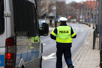Policjanci prewencji w mundurach idą na akcję w mieście.  - obrazy, fototapety, plakaty
