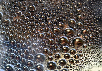 Knondestropfen in einer Glaskugel