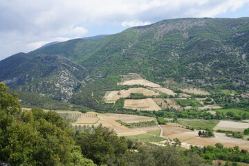 Fototapeta na wymiar landscape with mountains, fields and vineyards in the south of France