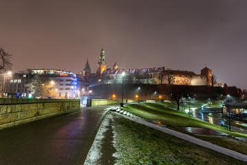 Zamek Królewski na Wawelu w Krakowie nocą / 