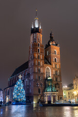 Fototapeta na wymiar Bazylika Mariacki przy rynku głównym w Krakowie / St. Mary's Basilica at the main square in Krakow