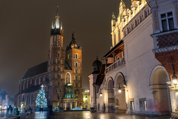 Fototapeta na wymiar Bazylika Mariacki przy rynku głównym w Krakowie / St. Mary's Basilica at the main square in Krakow