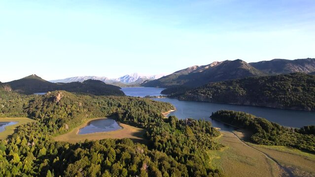 Vista a&eacute;rea de Bariloche lago perito moreno, lago Nahuel Huapi, lago morenito, cordillera de los andes con dron