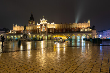 Sukienice na rynku głównym w Krakowie / Cloth Hall on the main square in Krakow - obrazy, fototapety, plakaty