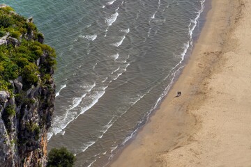 Coppia passeggia sulla spiaggia. Veduta dall'alto. Presso Terracina - Latina - Lazio - Italia