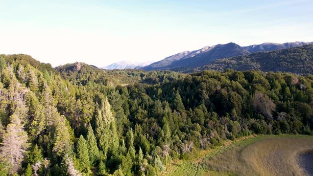 Vista a&eacute;rea de Bariloche lago perito moreno, lago Nahuel Huapi, lago morenito, cordillera de los andes con dron