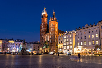 Naklejka na ściany i meble Bazylika Mariacki przy rynku głównym w Krakowie / St. Mary's Basilica at the main square in Krakow