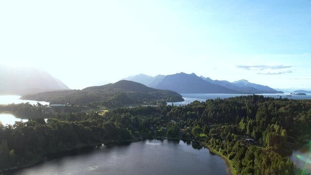 Vista a&eacute;rea de Bariloche lago perito moreno, lago Nahuel Huapi, lago morenito, cordillera de los andes con dron