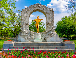 Monument to composer Johann Strauss in Stadtpark in spring, Vienna, Austria - obrazy, fototapety, plakaty