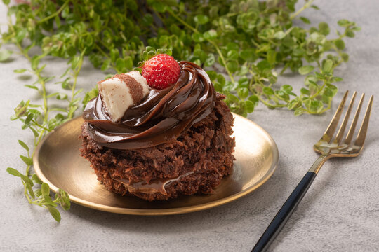 Bolo de chocolate e morango