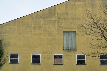  Fassade mit alten Fenstern