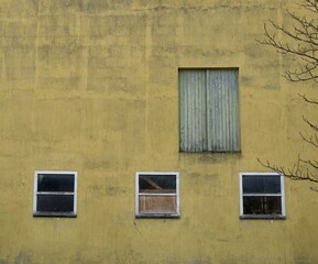 Alte Fenster an der Hauswand