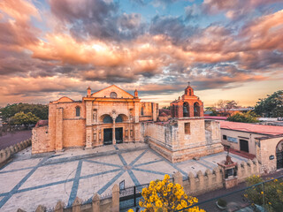 Atardecer en la Catedral Primada de America, Zona Colonial, Santo Domingo, República Dominicana.