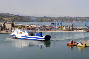 Nave all'ingresso in porto