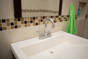 Lavabo color blanco de un baño con lozeta café y un espejo 