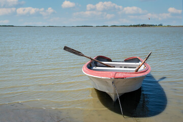 Bote de pesca en lago de agua verano