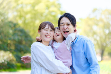 Fototapeta premium 公園でリラックスする親子のポートレート