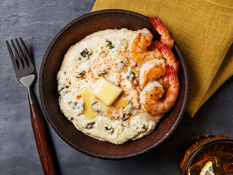 Grits with shrimp and butter