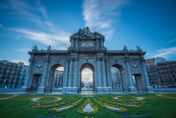 Obraz premium The Alcala Gate is a neoclassical monument located in the Plaza de la Independencia square in Madrid, the capital of Spain.
