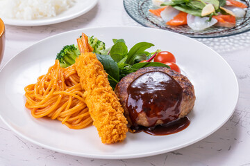 ハンバーグと野菜のランチ