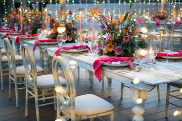 Fototapeta na wymiar Flower arrangements, chairs, wedding dinners