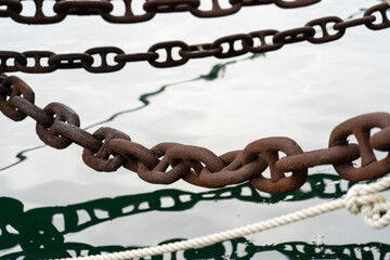 漁港で船舶を繋ぐもやい鎖