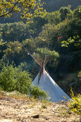 Campamento con tipi en la montaña por una búsqueda de visión en chile 