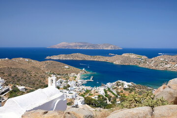 Obraz premium Panoramic view of the port and the aegean sea from the rooftop of a whitewashed orthodox chapel on the island of Ios Greece