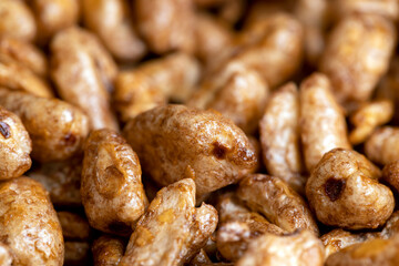 Airy wheat covered with a thin layer of cocoa chocolate