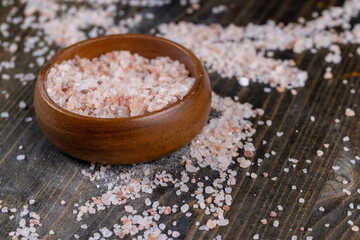 Obraz na płótnie Canvas Pink natural salt on the table, close up