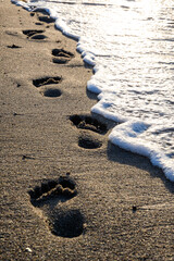 Fußspuren im Sand am Strand