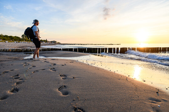 Mann am Strand im Sonnenuntergang