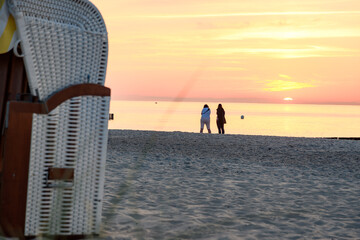 Personen am Strand im Sonnenuntergang