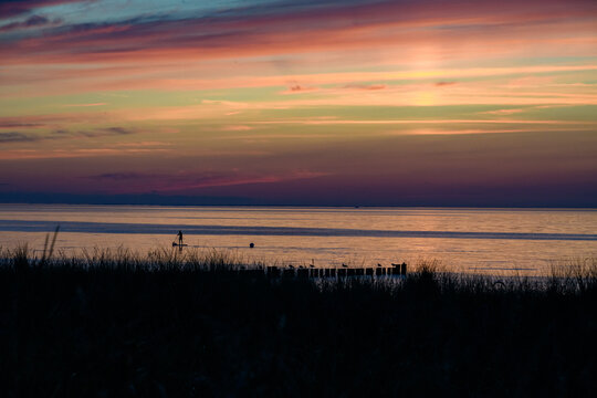 Stand Up Paddel im Sonnenuntergang auf dem Meer