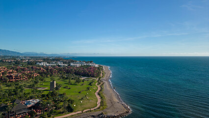 Obraz premium vista de la playa de Guadalmansa en la costa de Estepona, Andalucía