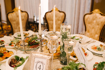 Serving a festive guest wedding table in a classic style