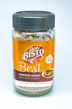 A jar of Bisto Best chicken flavour gravy granules isolated against a white background.