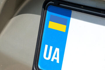 Nahaufnahme vom Auto mit Kennzeichen UA Ukraine