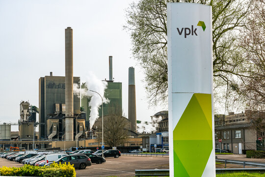 Papeterie groupe belge VPK &agrave; Alizay dans l'Eure anciennement Double A. Reconvertie en usine de production de carton ondul&eacute; de type Fanfold &agrave; partir de papiers et cartons recycl&eacute;s