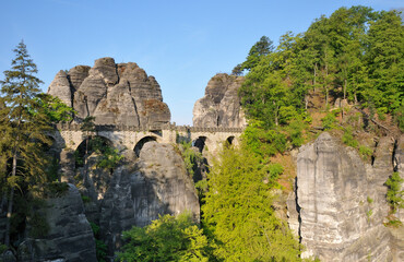 Fototapeta na wymiar Blick zur Basteibrücke in der Sächsischen Schweiz.
