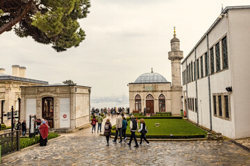 Obraz premium Topkapi Palace garden and building details, Istanbul, Turkey