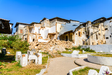 Fototapeta na wymiar Destroyed residential building at Stone Town. Ruins of the house. Zanzibar, Tanzania