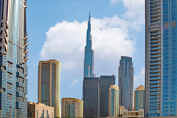Fototapeta na wymiar DUBAI, VAE Das Panorama mit den Wolkenkratzern der Innenstadt. 