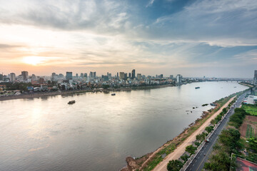 Obraz premium Phnom Penh cityscape at sunset,viewed from eastern side of the Tonle Sap River,Cambodia.