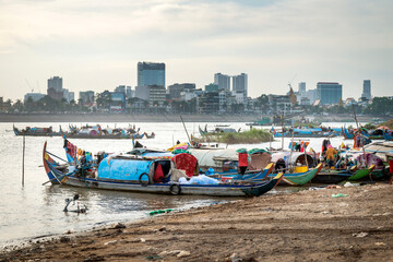 Fototapeta premium Sunset view of Phnom Penh city skyline,from east side of Tonle Sap River,Phnom Penh,Cambodia.