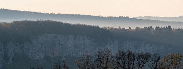Levé du soleil sur les falaises en réplique dans le massif du Jura, France