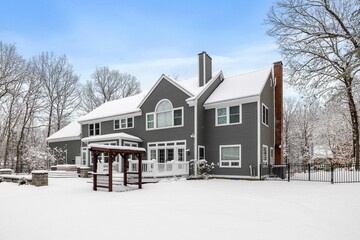 Naklejka premium a snowy house with a large tree in the foreground